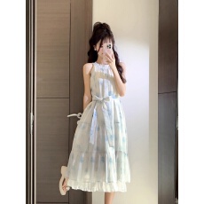 批发春日捕月连衣裙甜美温柔大摆裙挂脖长裙度假白月光超仙无袖简约裙