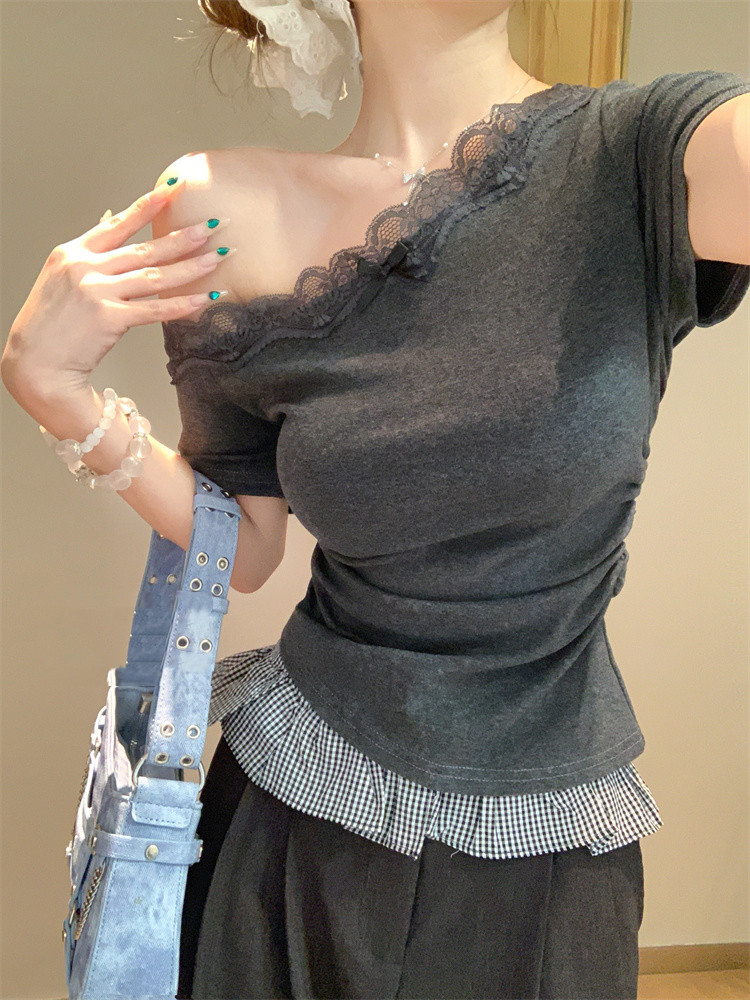 회색 달콤한 매운맛 섹시함 레이스 비스듬한 칼라 오프숄더 반팔 티셔츠 여성 봄 여름 새로운 허리 수축 주름 인사이드 가져 가라. bm 맨위