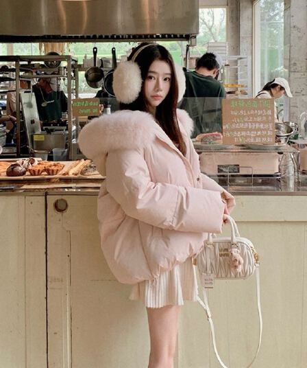 핑크색 폭스 큰 모피 칼라 후드 쇼트 스타일 다운 재킷 여성 2026 년 겨울 한국 스타일 루즈핏 두꺼운 보온 재킷