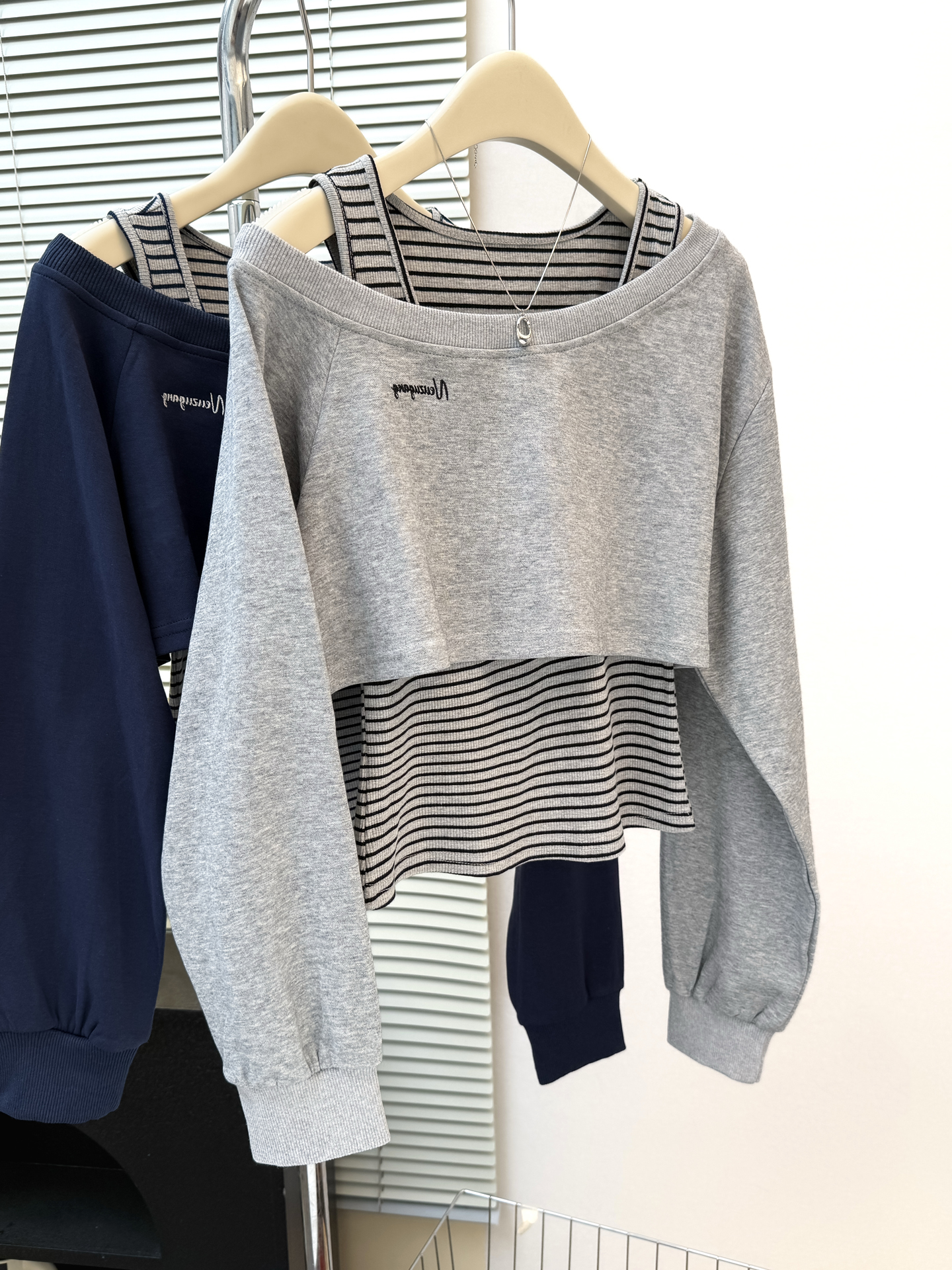 RY3781# 实拍花灰色斜肩长袖条纹卫衣女2026秋季设计感搭配背心两件...