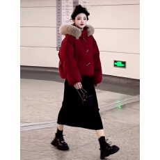 批发白鸭绒韩版连帽毛领红色<b class='q'>羽绒服</b><b class='q'>女</b>冬季新款休闲宽松牛角扣短款外套