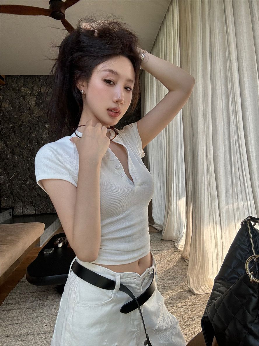 얼음 실크 리브 유럽 상품 몸매 가꾸기 슬림해 보이는 티셔츠 여성 2026 여름 하프 버클 칼라 캐주얼 다용도 맨위 신축성 반팔