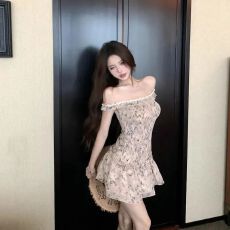 批发一字肩复古碎花无袖<b class='q'>连衣裙</b>女夏季木耳边修身裙子辣妹收腰a字短裙