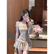 批发雪纺一字肩及致掐腰2026夏季耳边碎花短裙<b class='q'>连衣裙</b>辣妹设计收腰甜美