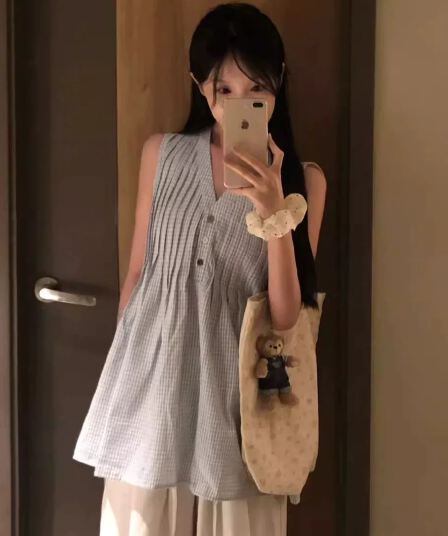파란색 체크무늬 민소매 V넥 조끼 작은 맨위 여성 여름 외출용 2026 새로운 여름 아름다운 ootd 착용 가져 가라.