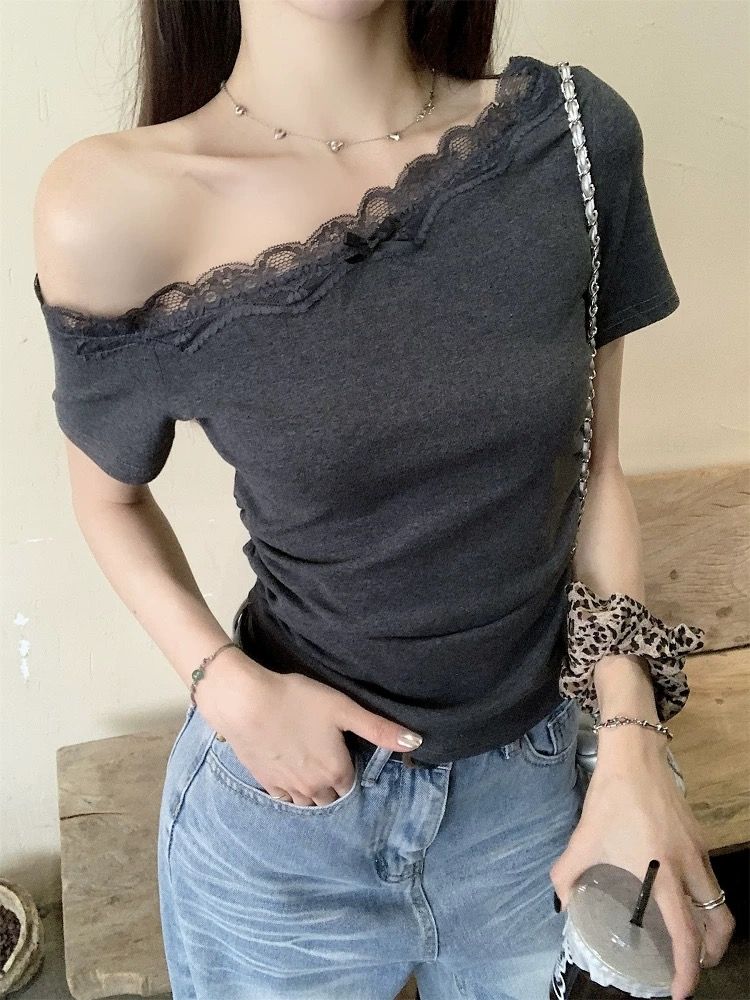 회색 달콤한 매운맛 섹시함 레이스 비스듬한 칼라 오프숄더 반팔 티셔츠 여성 봄 여름 새로운 허리 수축 주름 인사이드 가져 가라. bm 맨위