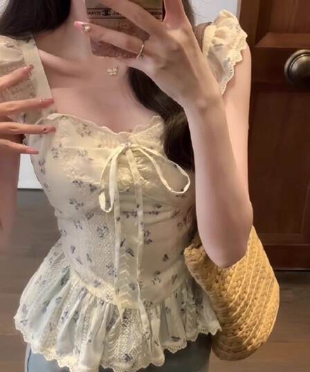 달콤한 스타일 프릴 레이스업 작은 날다 소매 여성 셔츠 여름 슈퍼 잘 생긴 광장 칼라 몸매 가꾸기 꽃무늬 슬립 맨위 트렌디