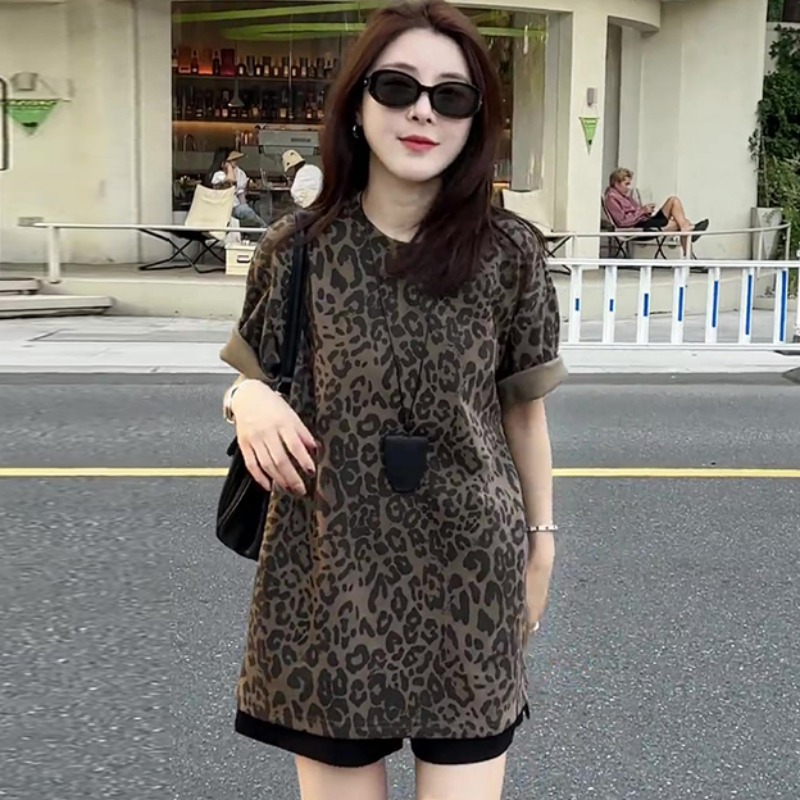 레트로 레오파드 무늬 라운드 넥 반팔 여성 티셔츠 2025 새로운 여름 루즈핏 다용도 슬림해 보이는 중간 길이 반소매 맨위
