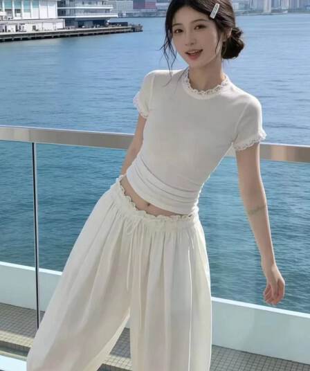 눈꽃 면 프랑스식 레이스 조각 라운드 넥 긍정적 인 어깨 반팔 티셔츠 여성 여름 디자인 센스 몸매 가꾸기 핫걸 맨위