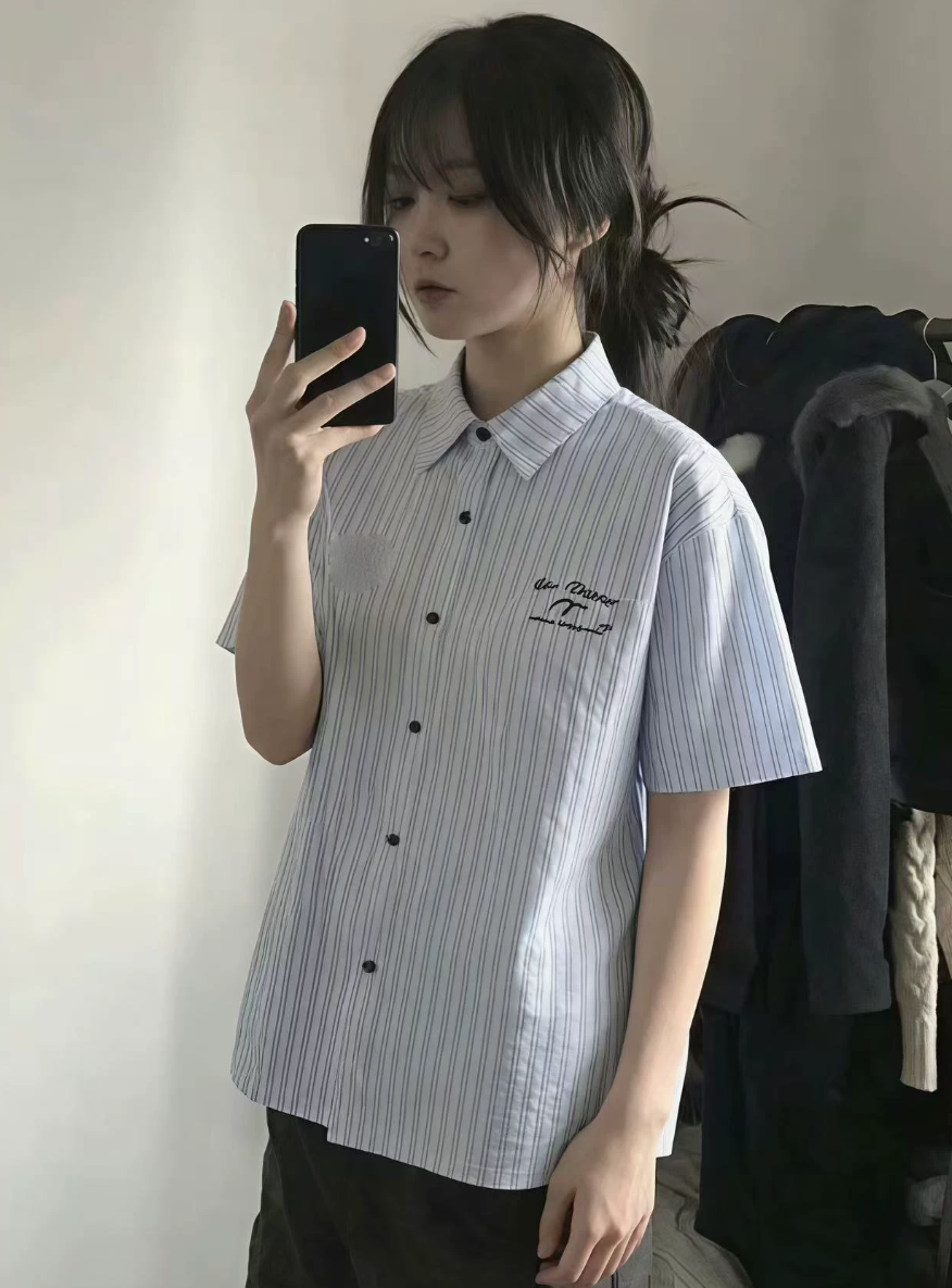 세로 줄무늬 반팔 여성 셔츠 여름 디자인 센스 작은 대중 자수 알파벳 루즈핏 학생 다용도 레트로 항구 바람 맨위
