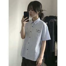 批发竖条纹短袖<b class='q'>衬衫</b>女夏设计感小众刺绣字母宽松学生百搭复古港风上衣