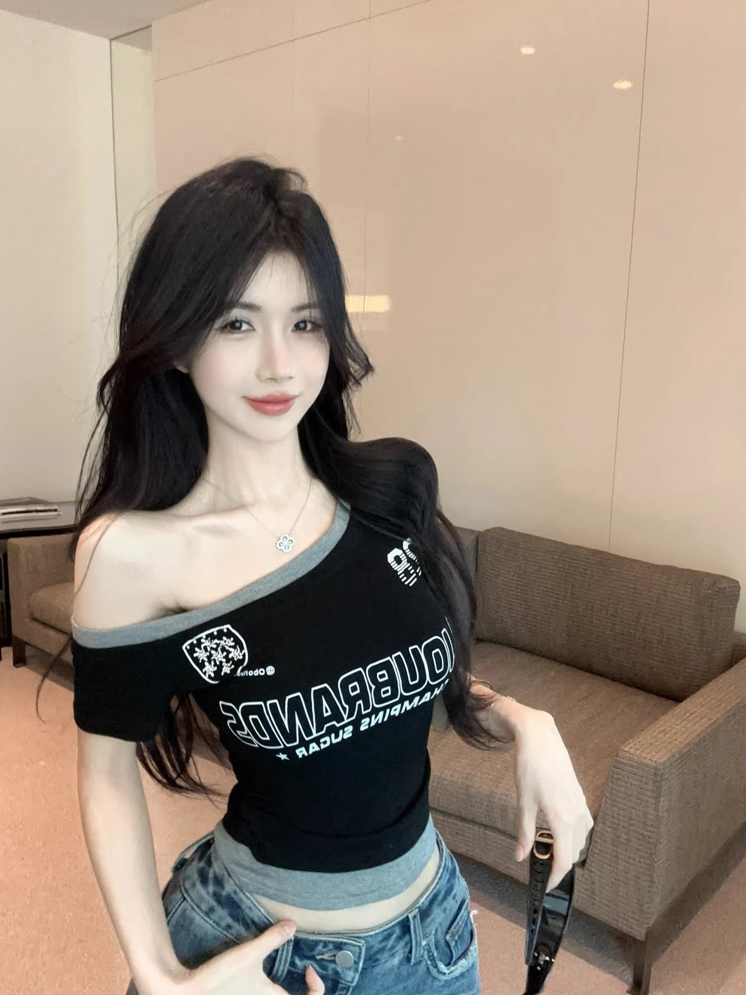 핫걸 바람 품격 비스듬한 어깨 패치워크 색상 페이크 레이어드 반팔 티셔츠 여성 아메리칸 디자인 센스 몸매 가꾸기 슬림해 보이는 쇼트 스타일 맨위