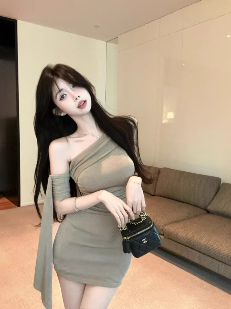 섹시함 여성 의류 미니 스커트 디자인 센스 비스듬한 칼라 오프숄더 허리 수축 슬림해 보이는 타이트 스커트 신축성 치마 단색 다용도 드레스