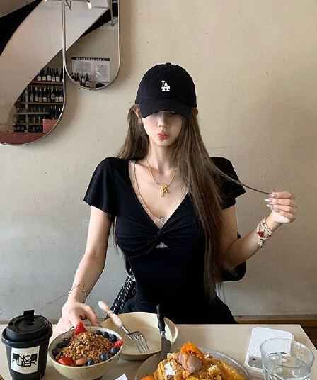 tongiiuu 되돌리기 En 리 검정색 V넥 페이크 레이어드 레이스 비틀림 반팔 티셔츠 여성 몸매 가꾸기 슬림해 보이는 맨위