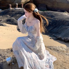 批发蓝色碎花吊带连衣裙开春海边度假风法式荷叶边仙女长裙<b class='q'>夏</b>季裙子
