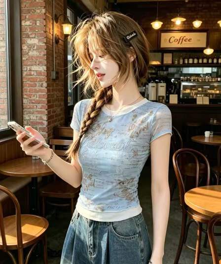 파란색 망사 프린트 페이크 레이어드 반팔 티셔츠 여성 2026 여름 새로운 부드러운 슬림해 보이는 맨위 아메리칸 착용 가져 가라.