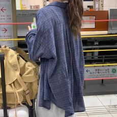 批发四季款法式复古藏蓝色格子衬衫女宽松慵懒风超好看长袖衬衣上衣