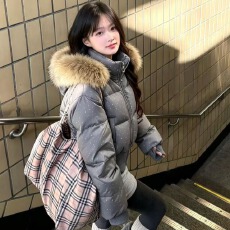 批发网红同款2026冬季新款小众款满天星烫钻暗黑辣妹保暖<b class='q'>羽绒服</b>外套女
