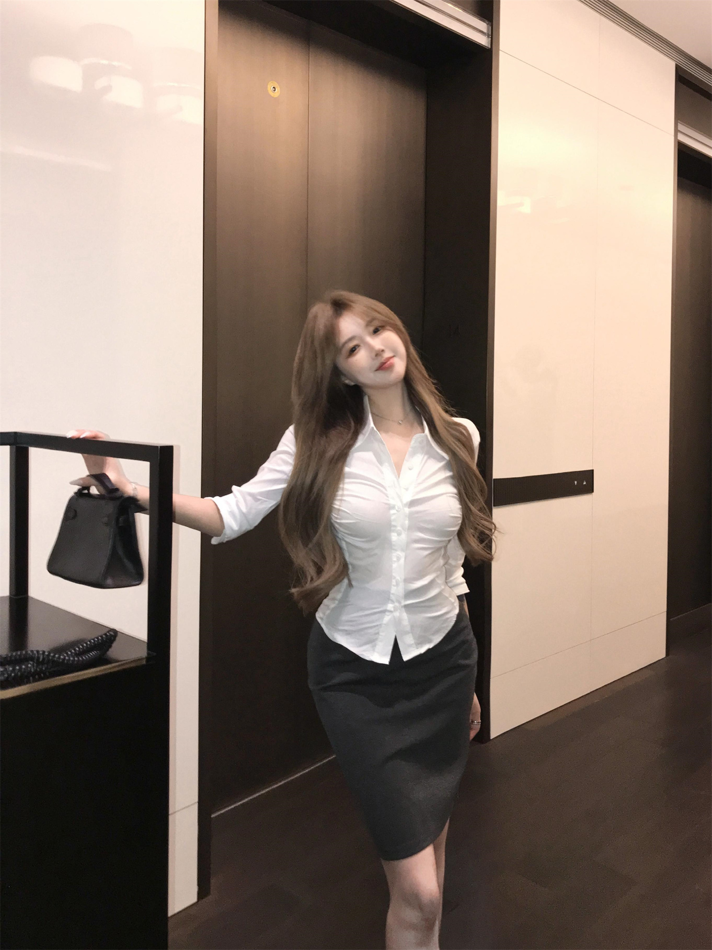 실사 정가 화이트 폴로 칼라 주름 긴팔 여성 셔츠 품격 디자인 센스 싱글 줄 버튼 몸매 가꾸기 허리 수축 맨위