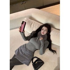 批发实拍实价高领打底衫上衣针织毛衣+a字半身裙多搭扣片+百搭围脖