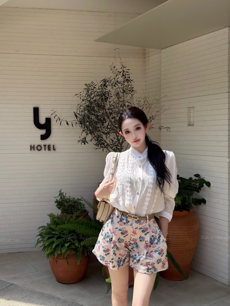 실사 정가 레트로 홀로우 아웃 화이트 두 조각 여성 세트 품격 부유 한 가족 천 골드 센스 긴팔 작은 대중 디자인 맨위