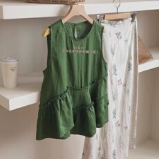 批发CHAO级推荐~<b class='q'>森林</b>绿亚麻宽松背心女2026年韩<b class='q'>系</b>琎口斜花边无袖上衣