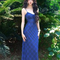 批发海边度假蓝色格纹V领蕾丝花边吊带<b class='q'>连衣裙</b>女夏季2026新款沙滩长裙