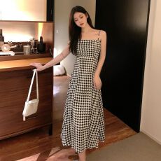 批发复古千鸟格吊带<b class='q'>连衣裙</b>女夏季2026新款收腰显瘦设计感小众<b class='q'>开叉</b>裙子
