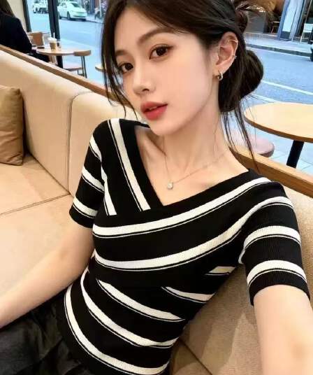 반팔 티셔츠 여성 여름 2026 디자인 센스 작은 대중 고유 한 아름다운 자이언트 잘 생긴 품격 스트라이프 십자가 V넥 맨위