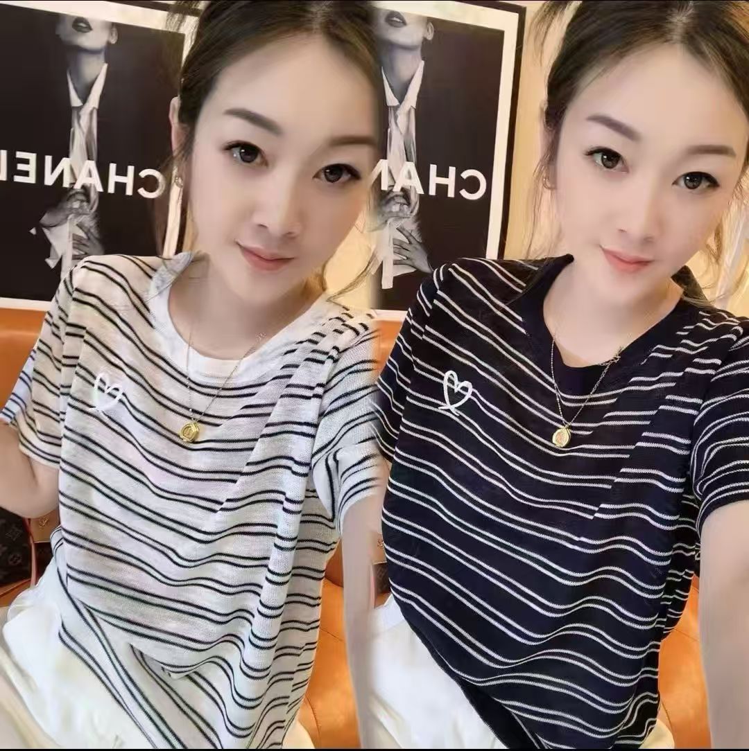 유럽 상품 스트라이프 반팔 티셔츠 여성 루즈핏 슬림해 보이는 2026 년 여름 새로운 다용도 동정 라운드 넥 반소매 맨위
