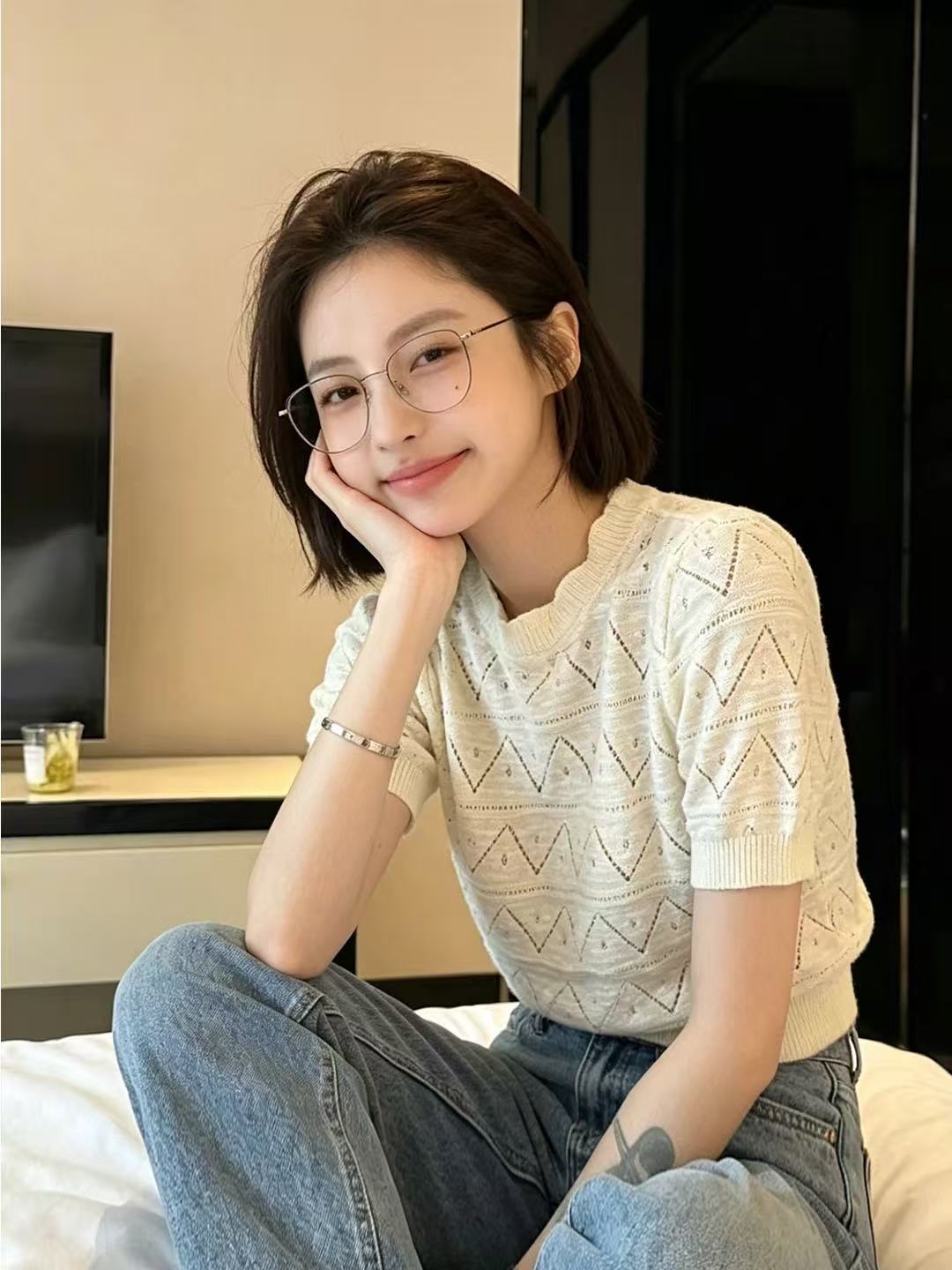 프랑스식 레트로 홀로우 아웃 라운드 넥 반팔 니트 스웨터 여성 여름 몸매 가꾸기 슬림해 보이는 루즈핏 패션 다용도 쇼트 스타일 맨위