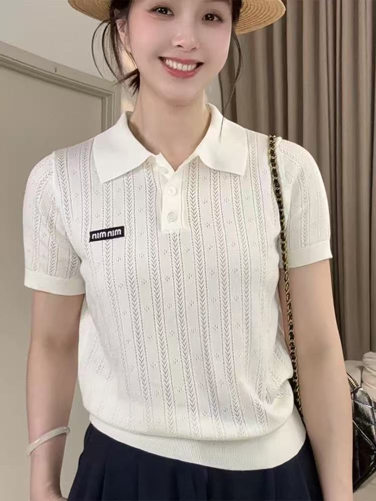 2026 여름 새로운 몸매 가꾸기 화이트 POLO 칼라 수직 곡물 홀로우 아웃 알파벳 작은 표준 자수 풀오버 반팔 니트 스웨터 여성