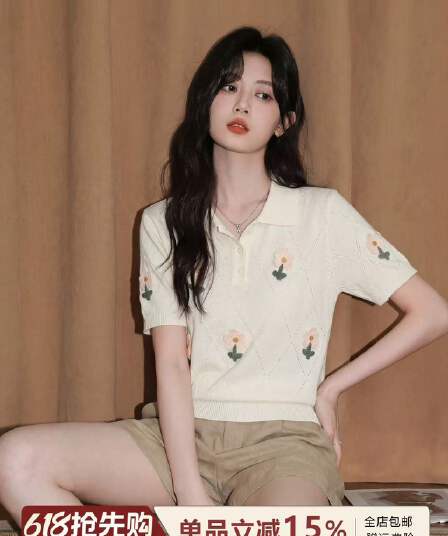 화이트 POLO 칼라 반팔 니트 스웨터 여성 2026 여름 새로운 얼음 실크 디자인 센스 3 차원 꽃 쇼트 스타일 맨위