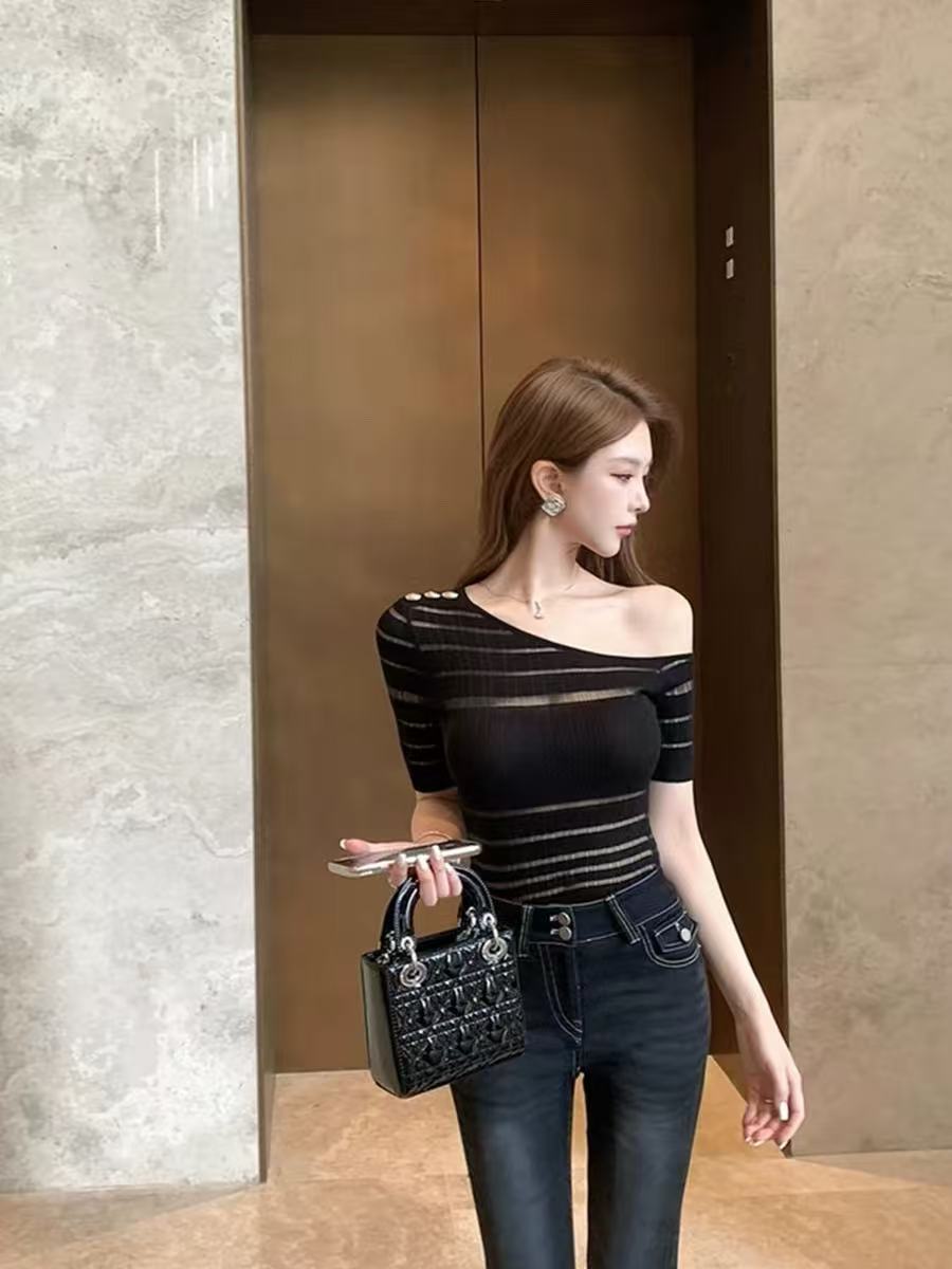고급 센스 홀로우 아웃 비스듬한 어깨 반팔 티셔츠 여성 봄 인사이드 가져 가라. 몸매 가꾸기 슬림해 보이는 순수한 욕망 핫걸 만나는 오프숄더 맨위