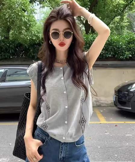 한 부서 회색 고급 센스 작은 날다 소매 얼음 실크 티셔츠 여성 여름 디자인 센스 작은 대중 고유 한 Chic 민소매 맨위