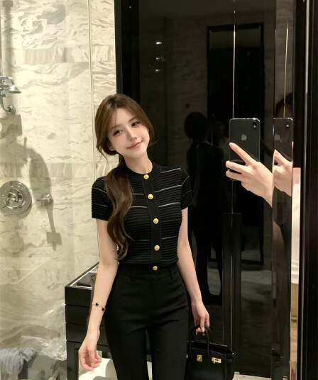 작은 샤넬 스타일 검정색 시스루 반팔 구덩이 기사 니트 스웨터 여성 여름 금속 버클 몸매 가꾸기 허리 수축 슬림해 보이는 쇼트 스타일 맨위