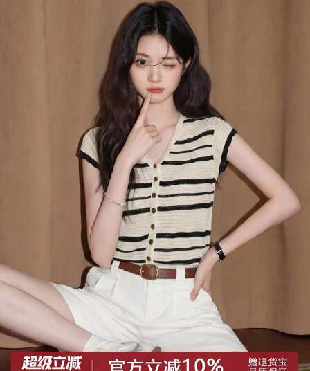 배색 스트라이프 V넥 반팔 티셔츠 여성 2026 여름 새로운 루즈핏 작은 날다 소매 얇은 스타일 얼음 실크 니트 스웨터 맨위