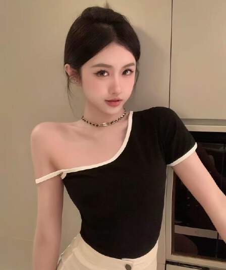 검정색 핫걸 불규칙 디자인 센스 작은 대중 Chic 맨위 2023 여름 몸매 가꾸기 오프숄더 슬립 반팔 티셔츠