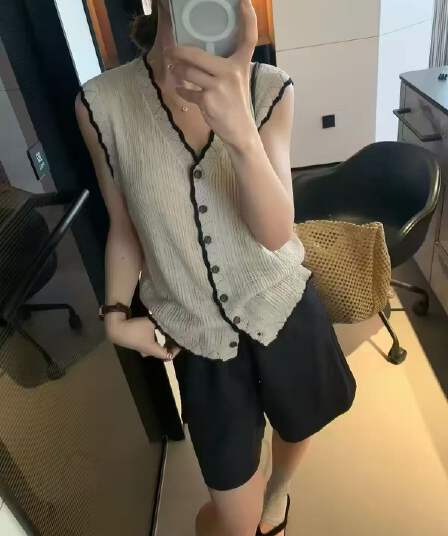 작은 대중 디자인 물결무늬 배색 측면 니트 베스트 얇고 가벼운 홀로우 아웃 민소매 V넥 싱글 줄 버튼 슬림해 보이는 외부 잡아라. 의류