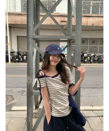 보라색 커피 인터레이스 된 한 부서 스트라이프 티셔츠 여성 여름 새로운 몸매 가꾸기 슬림해 보이는 반팔 핫걸 오프숄더 맨위 트렌디