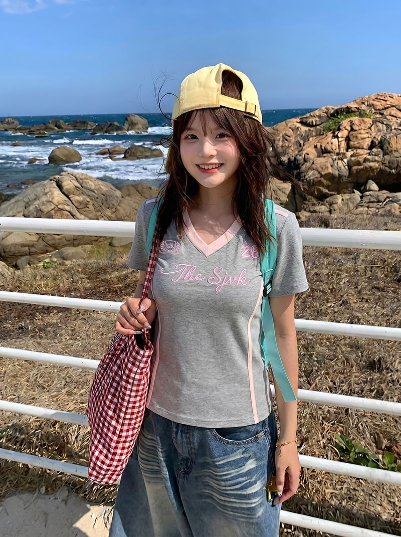 반팔 티셔츠 여성 의류 여름 디자인 센스 한 부서 새로운 긍정적 인 어깨 자수 슬림해 보이는 다용도 V넥 맨위