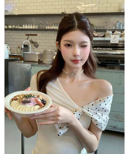 반팔 티셔츠 여성 여름 새로운 폭발 화이트 몸매 가꾸기 핫걸 디자인 센스 오프숄더 비스듬한 어깨 Chic 맨위