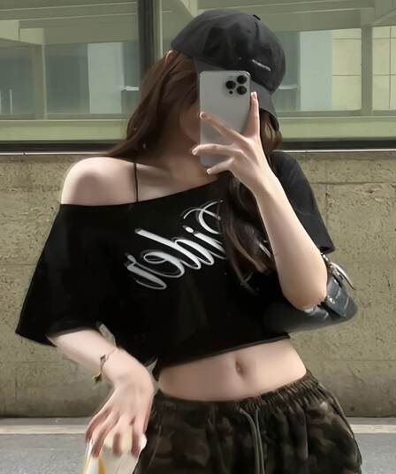 원본 원단 알파벳 프린트 비스듬한 어깨 반팔 티셔츠 블라우스 다용도 캐주얼 이슬 뼈의 쇼트 스타일 맨위
