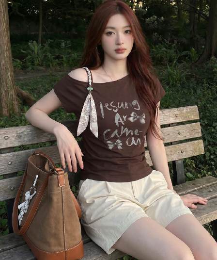 반팔 티셔츠 여성 의류 여름 새로운 트렌디 오프숄더 디자인 센스 레트로 알파벳 한 부서 비스듬한 칼라 맨위