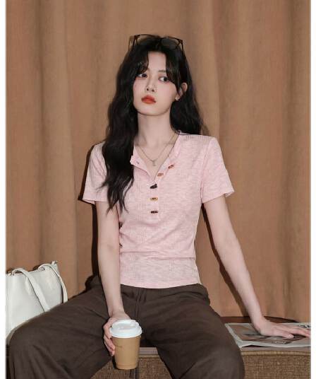반팔 티셔츠 여성 여름 새로운 디자인 센스 한 부서 작은 샤넬 스타일 슬림해 보이는 소뿔 버클 헨리 칼라 맨위