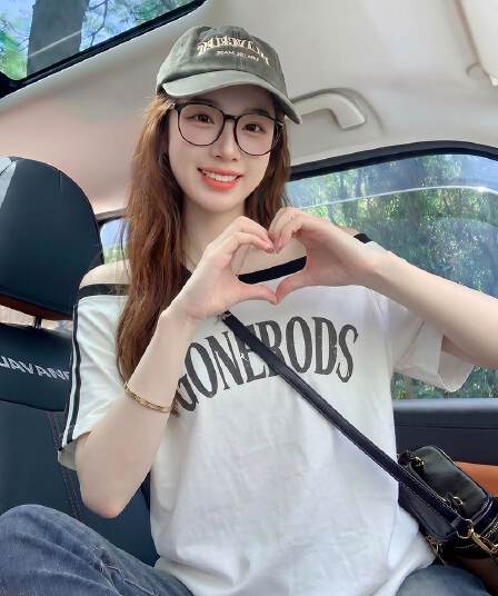 220 그램 순면 반팔 티셔츠 여성 의류 여름 새로운 루즈핏 한 부서 오프숄더 배색 비스듬한 칼라 맨위