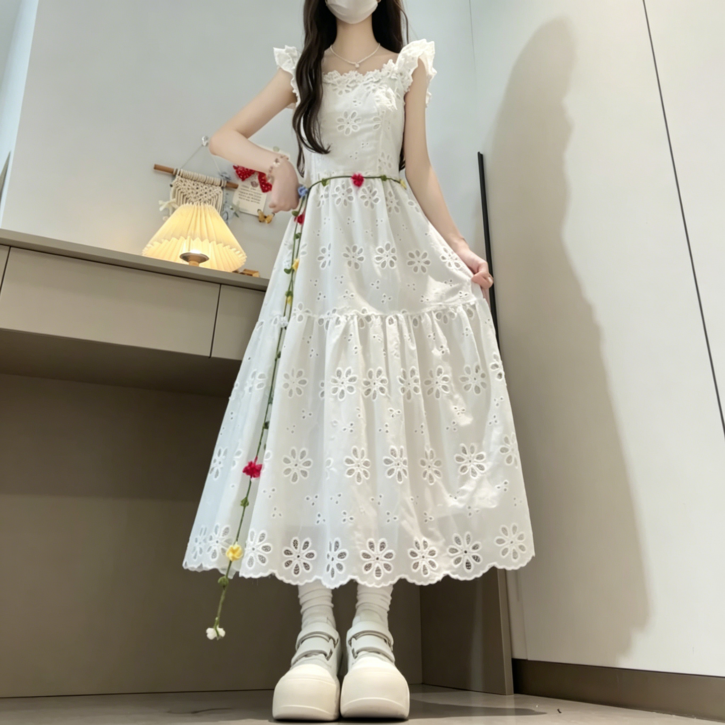새로운 슈퍼 요정 작은 날다 소매 자수 홀로우 아웃 해변가 휴가 바람 드레스 보내기 허리 사슬