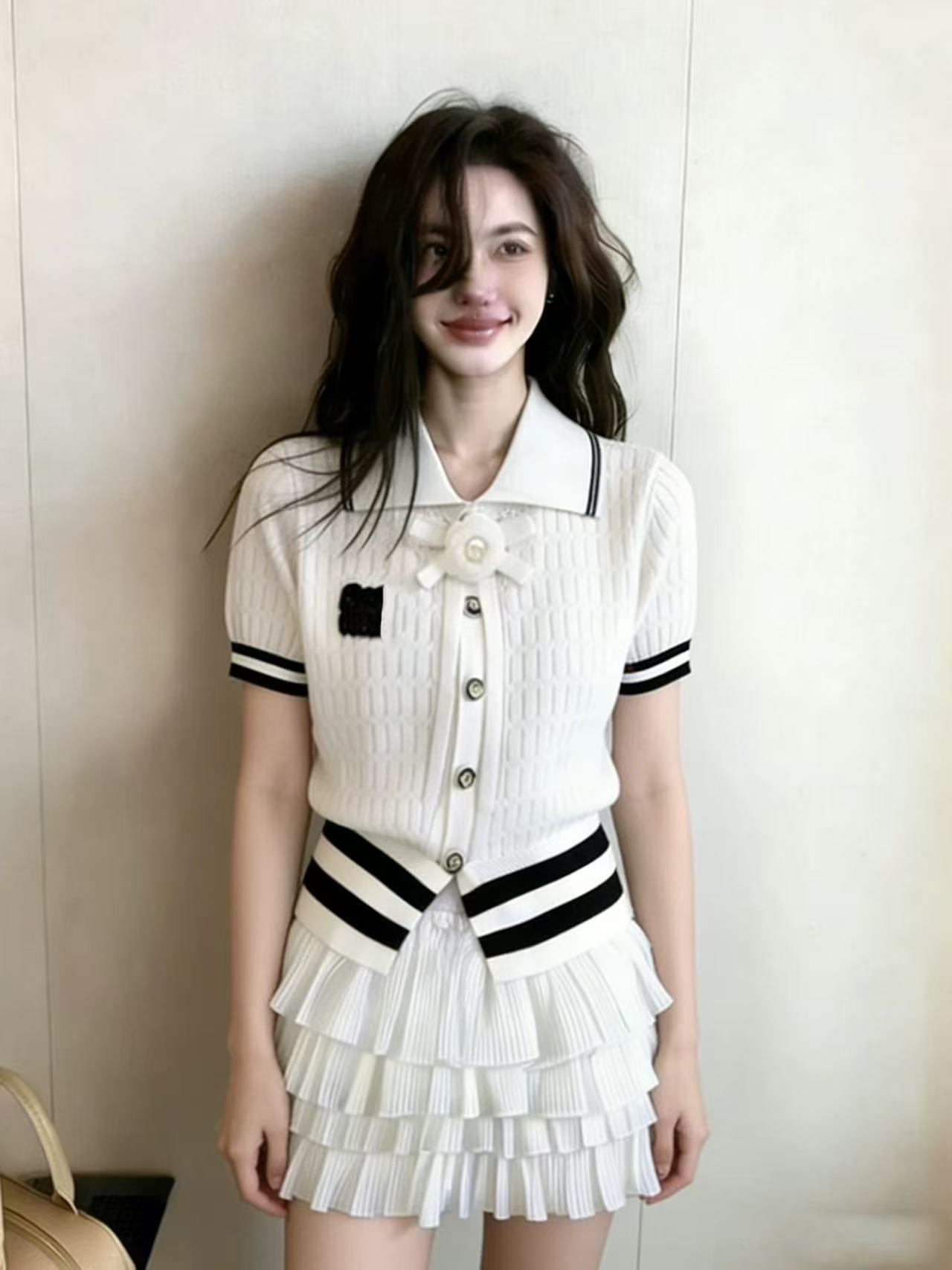 학원 스타일 배색 폴로 칼라 니트 오픈 가디건 여성용 짧은 소매 알파벳 프린트 패션 몸매 가꾸기 연령 감소 맨위 여름 착용 가져 가라.