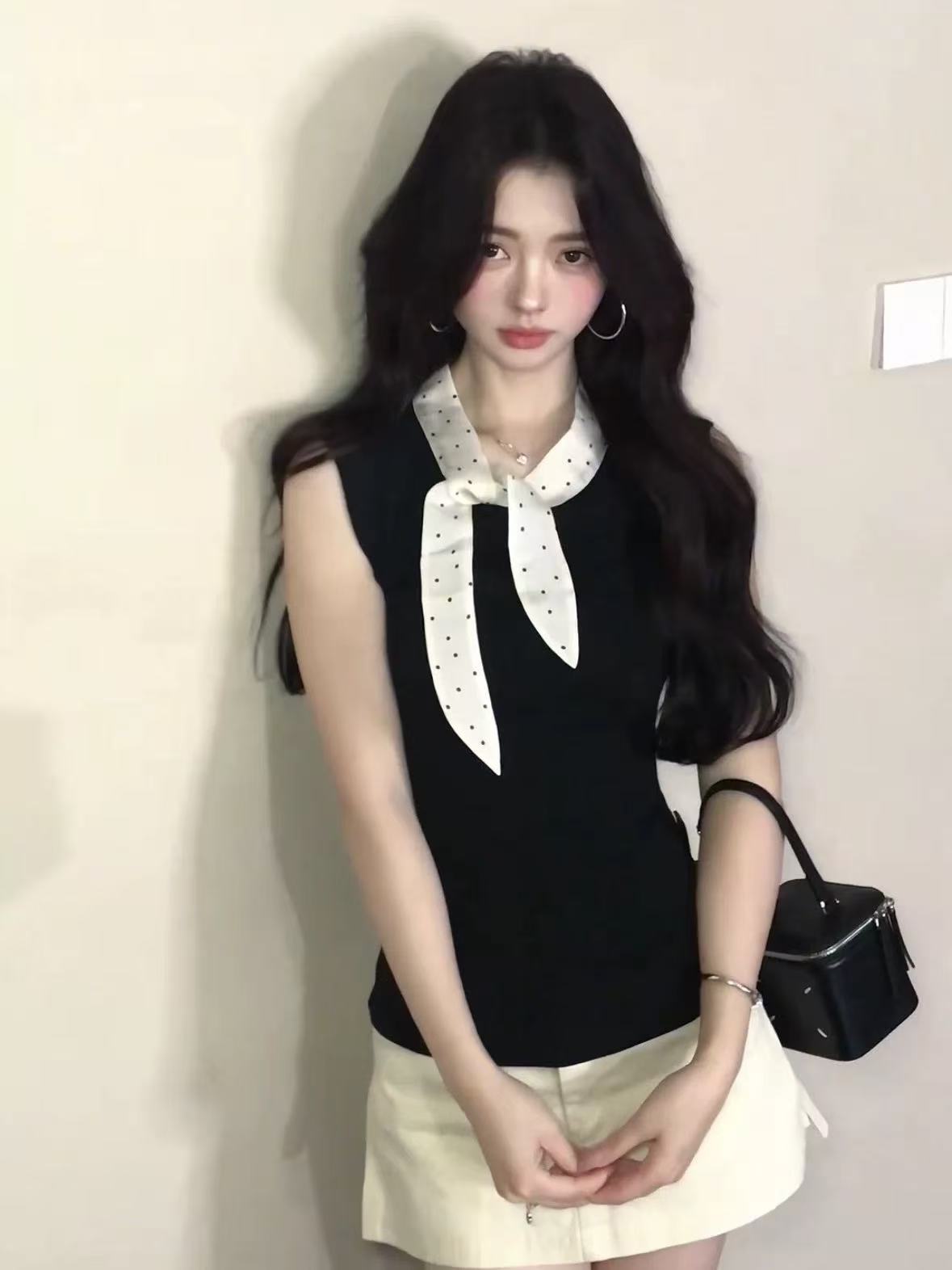 um11 출퇴근 바람 검정색 도트 무늬 나비 매듭 조끼 여성 2026 년 여름 외출용 몸매 가꾸기 슬림해 보이는 민소매 맨위