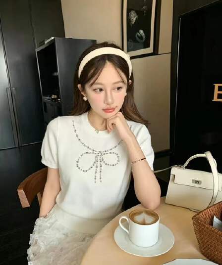 진주 나비 매듭 라운드 넥 티셔츠 여성 여름 디자인 센스 레이스 밑단 패치워크 반팔 몸매 가꾸기 슬림해 보이는 검정색 맨위
